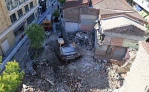 Δήμος Λαρισαίων: Κλείνει τμήμα πεζοδρόμων λόγω εργασιών κατεδάφισης μπροστά από το Αρχαίο Θέατρο